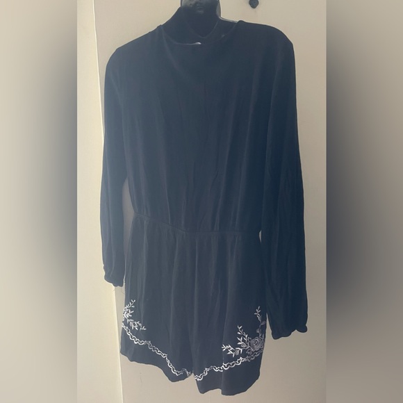 KENDALL & KYLIE Black & White Rose Print Romper Size Large - Picture 5 of 14